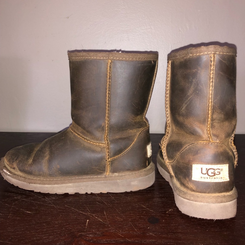 Leather UGG boot. Youth
